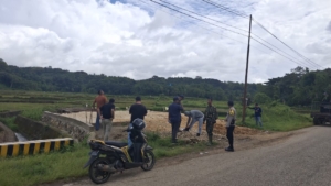 Babinsa Katikutana Dampingi BPN Laksanakan Pengukuran Tanah di Desa Wairasa