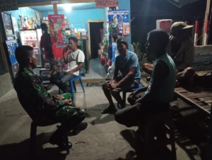 Babinsa Desa Sawe Perkuat Kemanunggalan TNI–Rakyat Lewat Kongkow Bersama Warga