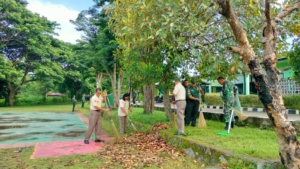 Ciptakan Lingkungan Sehat, Anggota Makodim 1618/TTU Laksanakan Pembersihan
