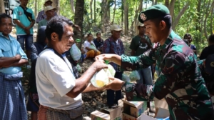 Yonarmed 12 Kostrad Gelar Jumat Berkah, Salurkan Sembako kepada Anggota UNTAS di Malaka