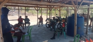 Wujudkan Lingkungan Sehat dan Aman, Babinsa Koramil 05/Biboki Utara Gelar Komsos di Taunbaen Timur