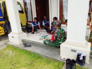 Babinsa Koramil 1628-01/Taliwang Komsos Bersama Petugas UPB Bendungan Tiu Suntuk