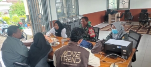 Babinsa Desa Kelanir Jalin Sinergi dengan PPL Kecamatan Seteluk Dukung Pertanian Warga