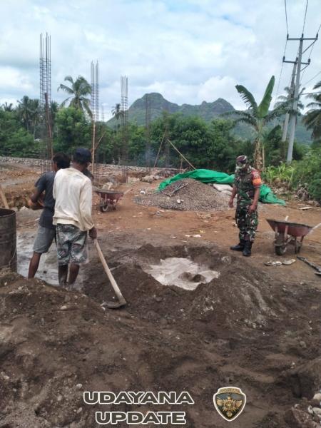Babinsa Desa Rempe Dampingi Pengerjaan Koperasi Merah Putih