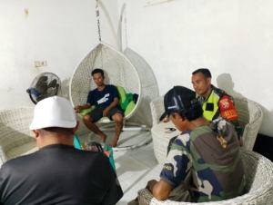 Babinsa Koramil 1614-02/Kempo Laksanakan Ronda Malam Bersama Warga Dorokobo
