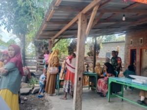 Babinsa Rasabou Dampingi Warga Cek Kesehatan di Posyandu Melati