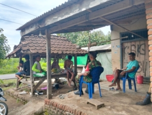 Babinsa Beringin Jaya Laksanakan Komsos, Imbau Warga Jaga Hubungan Harmonis