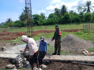 Babinsa Koramil 1618-06/Bian Pantau Langsung Progres Pembangunan KDKMP Desa Oepuah