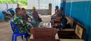 Babinsa Desa Kelanir Komsos dengan Pekerja Pembangunan Dapur SPPG