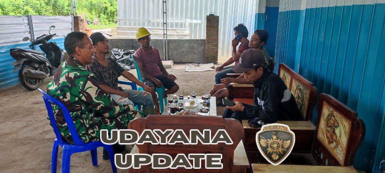 Babinsa Desa Kelanir Komsos dengan Pekerja Pembangunan Dapur SPPG