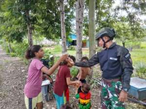 Satgas Pamtas Yonarmed 12 Kostrad Pos Nunura Berbagi Kolak di Desa Tohe