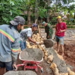 Babinsa Katikutana Awasi Pembangunan Koperasi Desa Merah Putih di Dameka