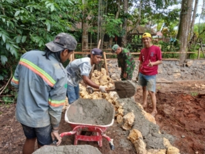 Babinsa Katikutana Awasi Pembangunan Koperasi Desa Merah Putih di Dameka
