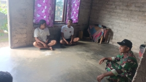 Babinsa Desa Bampalola Laksanakan Komsos Bersama Pemuda Jaga Keamanan Lingkungan