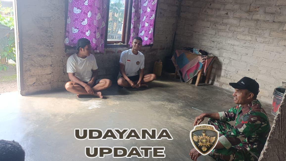 Babinsa Desa Bampalola Laksanakan Komsos Bersama Pemuda Jaga Keamanan Lingkungan