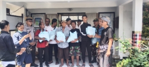 Babinsa Banjar Jawa Dampingi Penyerahan Sembako, Apresiasi Petugas Kebersihan Lingkungan”