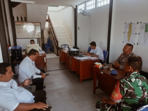 Babinsa dan Bhabinkamtibmas Desa Sulanyah Gelar Komsos Bersama Aparat Desa dan Warga Jelang Tahun Baru 2026