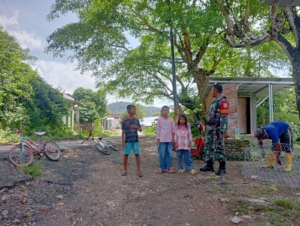 Babinsa Beru Laksanakan Patroli Wilayah dan Komsos untuk Jaga Kamtibmas