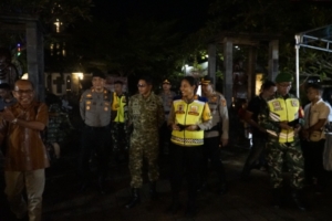 Dandim 1617/Jembrana Terjang Hujan Pastikan Keamanan Ibadah Natal di Gereja.