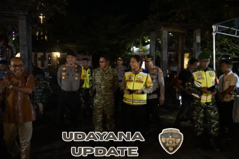 Dandim 1617/Jembrana Terjang Hujan Pastikan Keamanan Ibadah Natal di Gereja.