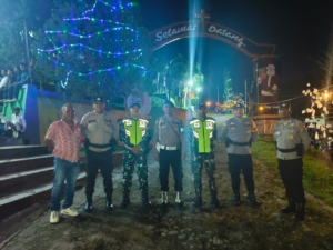 Babinsa Koramil 1625-03/Boawae Amankan Misa Malam Pergantian Tahun 2025 di Gereja St. Fransiskus Xaverius