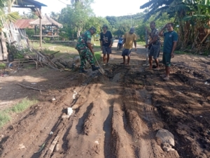 Babinsa Koramil 1614-04/Kilo Turun Langsung Pimpin Gotong Royong Perbaikan Jalan Rusak