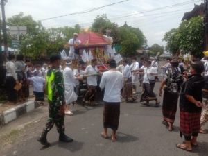 Aparat TNI Dan Polri Bersinergi Bersama Pecalang Kawal Upacara Pelebon Di Kelurahan Semarapura Kangin