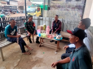 ‎Lewat Komsos, Babinsa Ropang Ingatkan Warga Jaga Kamtibmas dan Keselamatan Jalan