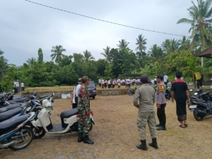 Wujud Belasungkawa, Babinsa Blimbingsari Kawal Prosesi Pemakaman Warga Binaan