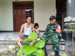 Pererat Silahturahmi Dengan Tokoh Agama, Babinsa Getakan Komsos Bersama Jro Mangku Puseh