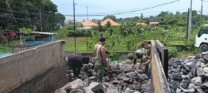 Prajurit Kodim Klungkung Gotong Royong Dorong Material KDKMP Desa Selat