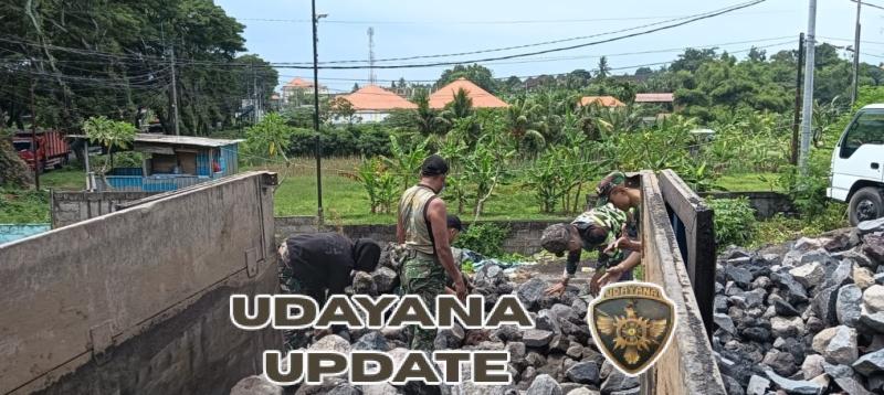 Prajurit Kodim Klungkung Gotong Royong Dorong Material KDKMP Desa Selat