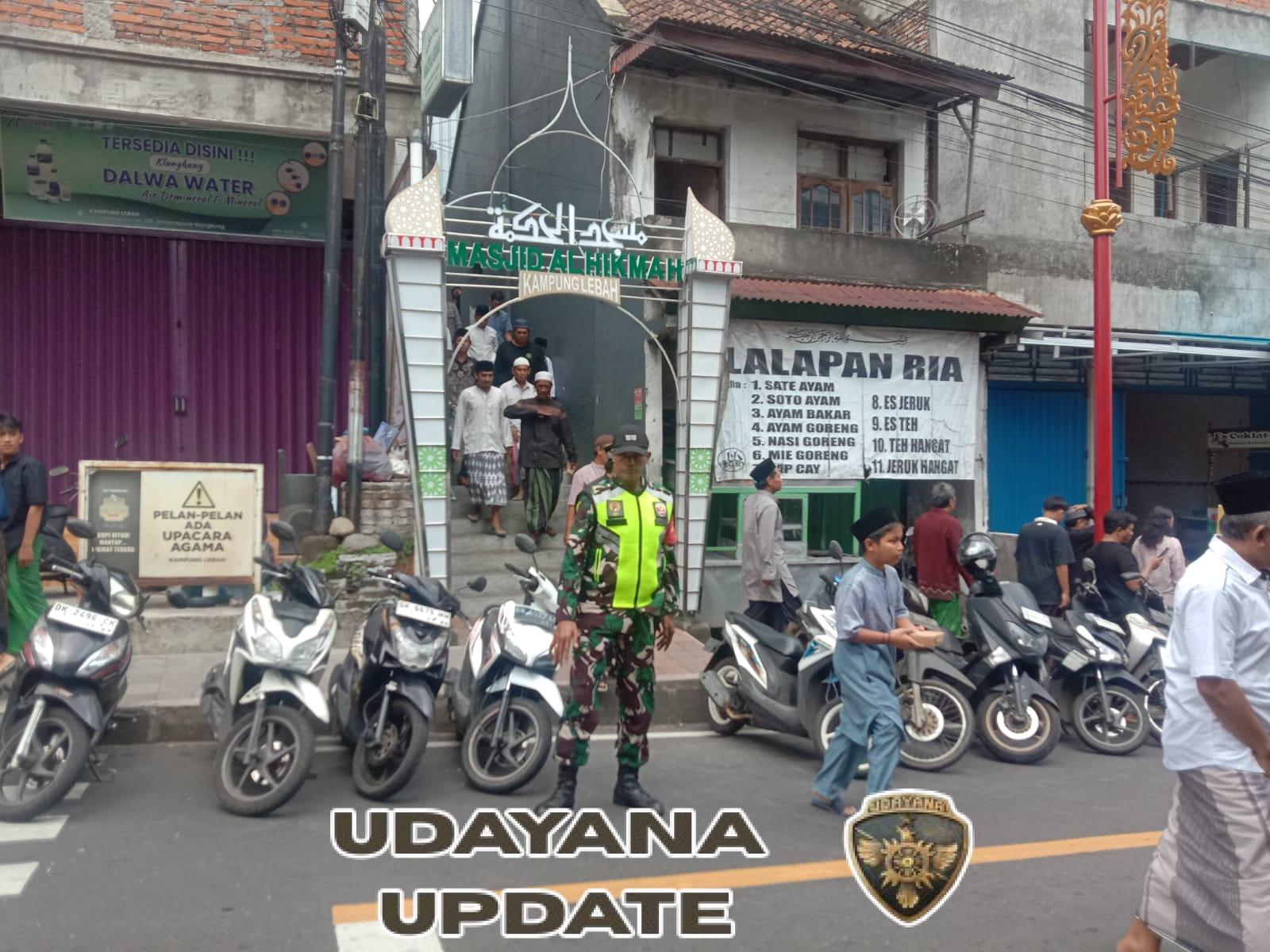 Ratusan Umat Hadiri Sholat Jumat, Babinsa Semarapura Kangin Gelar Pengamanan Di Masjid Alhikmah