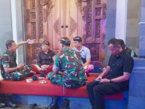 Dandim 1626/Bangli Hadiri Resepsi Pernikahan Anak Anggota di Banjar Dinas Tingkadbatu