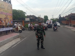 TNI Dan Pecalang Desa Tojan Bersatu Kawal Upacara Keagamaan