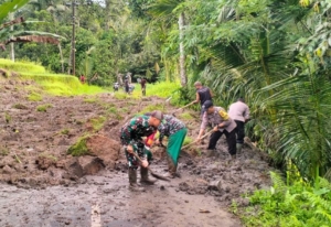 TNI Hadir Ditengah Masyarakat, Babinsa Karyasari Turun Langsung Bersihkan Longsor di Jalan Desa