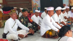 Wujud Kehadiran TNI di Tengah Masyarakat, Babinsa Penyaringan Hadiri Piodalan Alit.