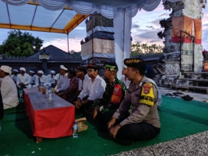 Danramil Nusa Penida Kerahkan Babinsa Kawal Upacara Pamikukuhan Lan Pejaya – jayaan Bendesa Lan Prajuru