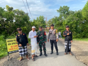 Aparat TNI Polri Lakukan Pengamanan Piodalan Di Pura Paluang