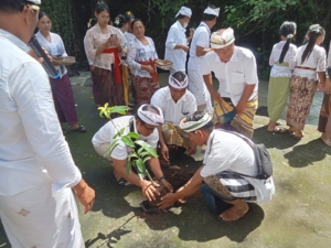 Babinsa Unggahan Laksanakan Monitoring dan Pengamanan Mesepuh/Melukat Massal Warga Desa Unggahan