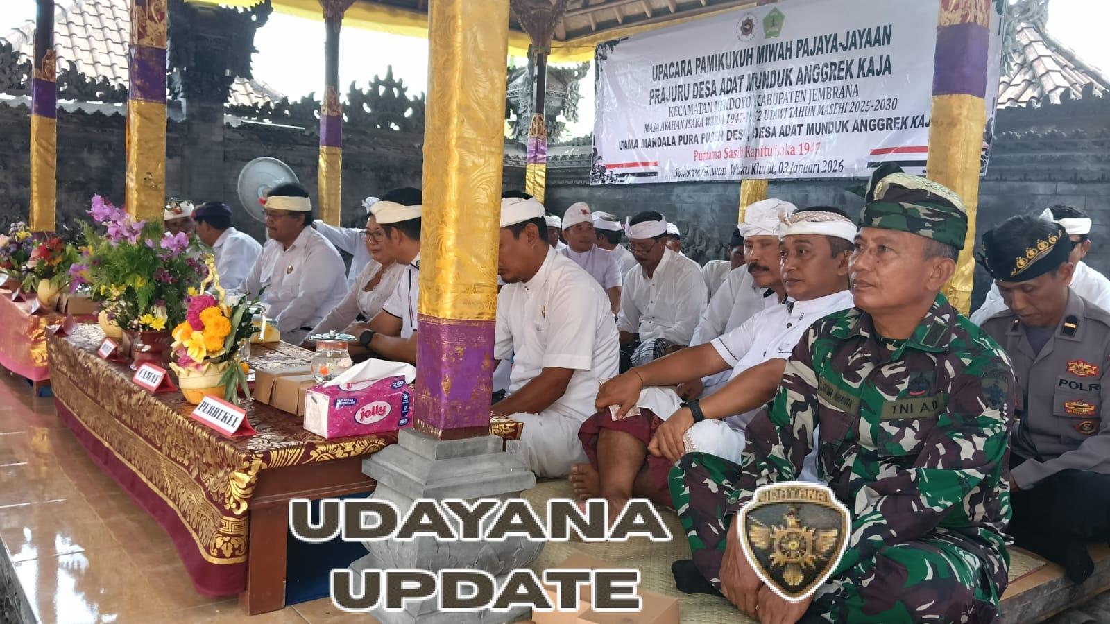 Danramil Mendoyo Hadiri Pengukuhan Bendesa Adat Munduk Anggrek Kaja, Tekankan Sinergitas TNI dan Tokoh Adat.