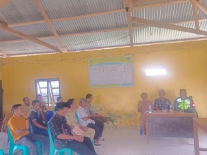 Babinsa Macang Tanggar Hadiri Mediasi Rencana Pembangunan KDKMP, Aspirasi Warga Jadi Perhatian Pemerintah  TNI–Polri dan Pemerintah Kecamatan Komodo Fasilitasi Mediasi Lokasi KDKMP di SDI Nanga Nae  Babinsa Dampingi Mediasi Pembangunan KDKMP, Warga Macang Tanggar Sampaikan Usulan Lokasi Alternatif  Mediasi KDKMP di SDI Nanga Nae Berlangsung Aman dan Kondusif Berkat Sinergi Aparat Kewilayahan  Manggarai Barat — Babinsa Desa Macang Tanggar Koramil 1630-01/Komodo, Sertu Yamin, menghadiri kegiatan mediasi terkait rencana lokasi pembangunan Koperasi Desa/Kelurahan Merah Putih (KDKMP) yang berlangsung pada Senin, 05 Januari 2026, bertempat di SDI Nanga Nae, Kecamatan Komodo, Kabupaten Manggarai Barat.  Kegiatan mediasi tersebut dipimpin oleh Sekretaris Camat (Sekcam) Komodo dan dihadiri oleh unsur Forkopimcam serta tokoh masyarakat. Turut hadir dalam kegiatan ini antara lain Danramil 1630-01/Komodo, Kapolsek Komodo, Kepala Desa Macang Tanggar, Ketua BPD Macang Tanggar, Bhabinkamtibmas, Babinsa, serta tokoh masyarakat dan perwakilan generasi muda.  Mediasi dilaksanakan sebagai bentuk upaya pemerintah kecamatan untuk menampung aspirasi dan masukan masyarakat terkait rencana pembangunan KDKMP. Dalam forum tersebut, warga menyampaikan penolakan terhadap rencana pembangunan KDKMP di area SDI Nanga Nae, dengan alasan dapat mengganggu aktivitas generasi muda dalam berolahraga serta berpotensi menyebabkan penyempitan lahan sekolah.  Masyarakat mengusulkan agar lokasi pembangunan KDKMP tetap berada di tanah desa seluas 2 hektare di wilayah Kaca Mese, yang sebelumnya telah dilakukan survei, meskipun hasil survei tersebut belum masuk dalam kategori KDKMP. Warga berharap pemerintah dapat mempertimbangkan kembali lokasi tersebut demi kepentingan bersama dan keberlanjutan fasilitas umum.  Sekcam Komodo dalam kesimpulan sementara menyampaikan bahwa seluruh masukan dan usulan warga akan dilaporkan kepada pimpinan di tingkat yang lebih tinggi di Kabupaten Manggarai Barat, guna menjadi bahan pertimbangan dalam pengambilan keputusan selanjutnya. Untuk sementara, pihak kecamatan meminta masyarakat menunggu informasi lanjutan dari pemerintah daerah.  Dalam jalannya mediasi sempat terjadi dinamika dan perbedaan pendapat antara pihak pemerintah dan warga sekitar. Namun demikian, berkat peran aktif aparat kewilayahan, termasuk Babinsa dan Bhabinkamtibmas, kegiatan dapat berlangsung dengan aman, tertib, dan terkendali.  Kehadiran Babinsa Sertu Yamin dalam kegiatan tersebut merupakan wujud nyata komitmen TNI AD melalui Koramil 1630-01/Komodo dalam mendukung penyelesaian permasalahan di wilayah binaan secara dialogis, humanis, dan berorientasi pada kepentingan masyarakat, demi terciptanya situasi wilayah yang kondusif dan harmonis.