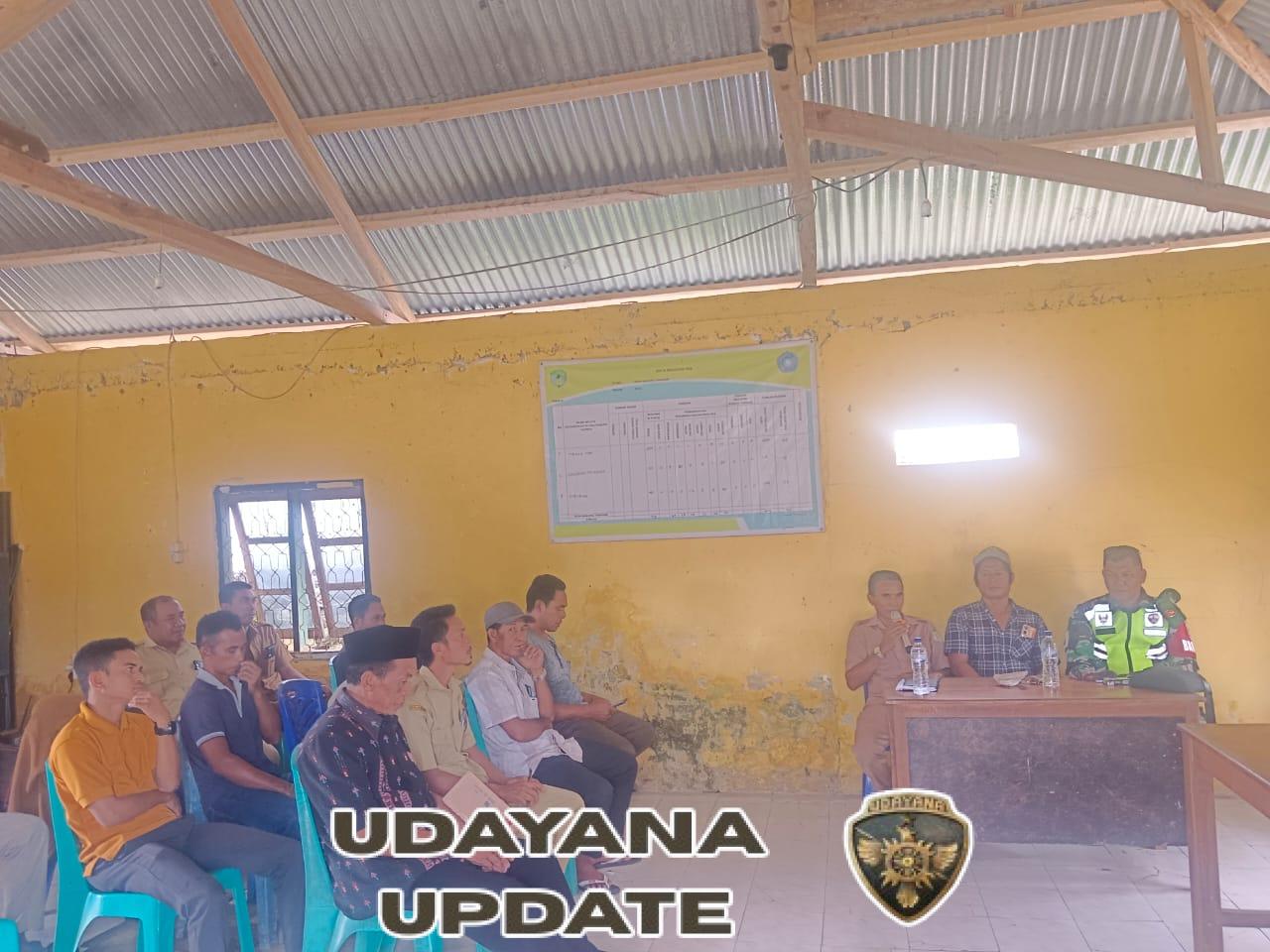 Babinsa Macang Tanggar Hadiri Mediasi Rencana Pembangunan KDKMP, Aspirasi Warga Jadi Perhatian Pemerintah TNI–Polri dan Pemerintah Kecamatan Komodo Fasilitasi Mediasi Lokasi KDKMP di SDI Nanga Nae Babinsa Dampingi Mediasi Pembangunan KDKMP, Warga Macang Tanggar Sampaikan Usulan Lokasi Alternatif Mediasi KDKMP di SDI Nanga Nae Berlangsung Aman dan Kondusif Berkat Sinergi Aparat Kewilayahan Manggarai Barat — Babinsa Desa Macang Tanggar Koramil 1630-01/Komodo, Sertu Yamin, menghadiri kegiatan mediasi terkait rencana lokasi pembangunan Koperasi Desa/Kelurahan Merah Putih (KDKMP) yang berlangsung pada Senin, 05 Januari 2026, bertempat di SDI Nanga Nae, Kecamatan Komodo, Kabupaten Manggarai Barat. Kegiatan mediasi tersebut dipimpin oleh Sekretaris Camat (Sekcam) Komodo dan dihadiri oleh unsur Forkopimcam serta tokoh masyarakat. Turut hadir dalam kegiatan ini antara lain Danramil 1630-01/Komodo, Kapolsek Komodo, Kepala Desa Macang Tanggar, Ketua BPD Macang Tanggar, Bhabinkamtibmas, Babinsa, serta tokoh masyarakat dan perwakilan generasi muda. Mediasi dilaksanakan sebagai bentuk upaya pemerintah kecamatan untuk menampung aspirasi dan masukan masyarakat terkait rencana pembangunan KDKMP. Dalam forum tersebut, warga menyampaikan penolakan terhadap rencana pembangunan KDKMP di area SDI Nanga Nae, dengan alasan dapat mengganggu aktivitas generasi muda dalam berolahraga serta berpotensi menyebabkan penyempitan lahan sekolah. Masyarakat mengusulkan agar lokasi pembangunan KDKMP tetap berada di tanah desa seluas 2 hektare di wilayah Kaca Mese, yang sebelumnya telah dilakukan survei, meskipun hasil survei tersebut belum masuk dalam kategori KDKMP. Warga berharap pemerintah dapat mempertimbangkan kembali lokasi tersebut demi kepentingan bersama dan keberlanjutan fasilitas umum. Sekcam Komodo dalam kesimpulan sementara menyampaikan bahwa seluruh masukan dan usulan warga akan dilaporkan kepada pimpinan di tingkat yang lebih tinggi di Kabupaten Manggarai Barat, guna menjadi bahan pertimbangan dalam pengambilan keputusan selanjutnya. Untuk sementara, pihak kecamatan meminta masyarakat menunggu informasi lanjutan dari pemerintah daerah. Dalam jalannya mediasi sempat terjadi dinamika dan perbedaan pendapat antara pihak pemerintah dan warga sekitar. Namun demikian, berkat peran aktif aparat kewilayahan, termasuk Babinsa dan Bhabinkamtibmas, kegiatan dapat berlangsung dengan aman, tertib, dan terkendali. Kehadiran Babinsa Sertu Yamin dalam kegiatan tersebut merupakan wujud nyata komitmen TNI AD melalui Koramil 1630-01/Komodo dalam mendukung penyelesaian permasalahan di wilayah binaan secara dialogis, humanis, dan berorientasi pada kepentingan masyarakat, demi terciptanya situasi wilayah yang kondusif dan harmonis.