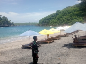 Babinsa Sakti Gelar Patroli Di Obyek Wisata Pantai Crystal Bay