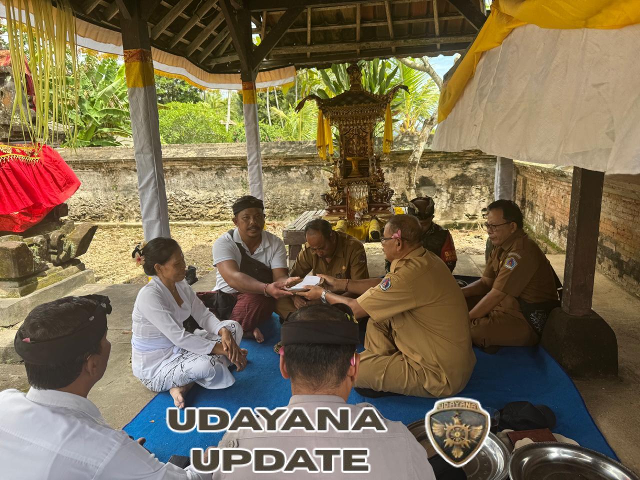 Babinsa Bakas Dampingi Kades Serahkan Punia Bakti Di Pura Hyang Bungbung