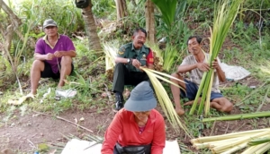 Babinsa Mendoyo Dauh Tukad Pererat Silaturahmi Melalui Komsos Bersama Pencari Janur