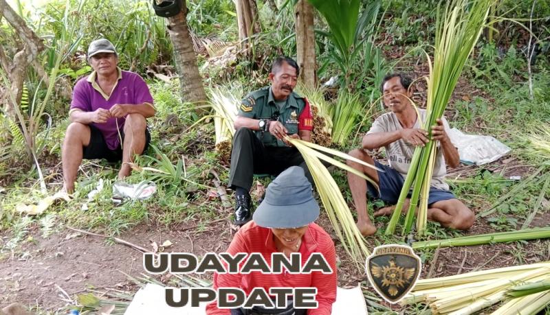Babinsa Mendoyo Dauh Tukad Pererat Silaturahmi Melalui Komsos Bersama Pencari Janur