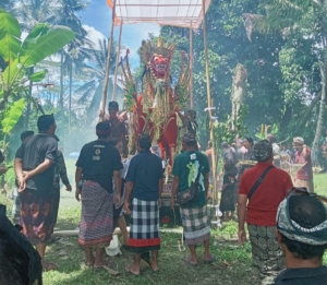 Babinsa Tegallalang Amankan Upacara Ngaben, Wujud Pelayanan TNI di Tengah Masyarakat