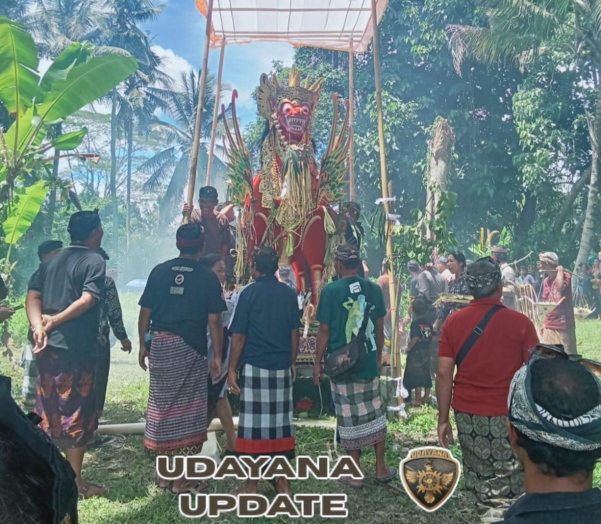 Babinsa Tegallalang Amankan Upacara Ngaben, Wujud Pelayanan TNI di Tengah Masyarakat