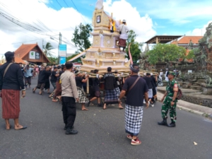 Babinsa Desa Sidan Amankan Upacara Ngaben, Wujud Kepedulian TNI di Tengah Masyarakat